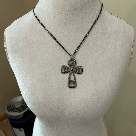 Vintage Sarah Coventry Romanesque Cross Necklace gunmetal tone goth grunge retro - Picture 6 of 9